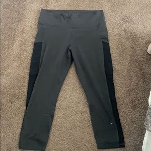 Leggings with mesh pockets